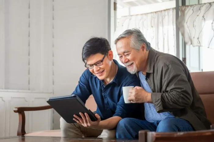 Resident at a senior living community learns about new technology trends.